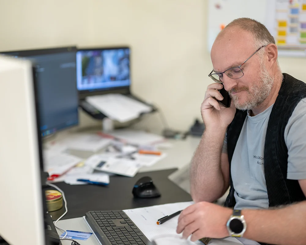 Mitarbeitender der Firma Gerlach Gebaeudetechnik in Eislingen in der Kontaktzentrale