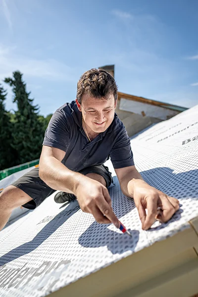 Ein Gerlach Gebäudetechnik Mitarbeiter bei der Arbeit auf dem Dach